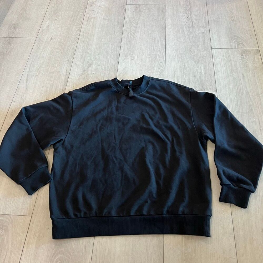 Skims women’s black sweater size M